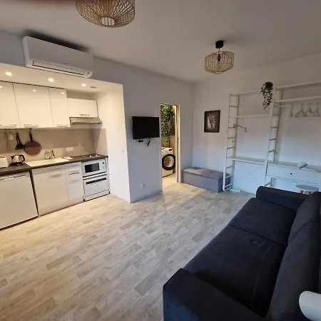 Renovated 25m2 Old Town Apartman *